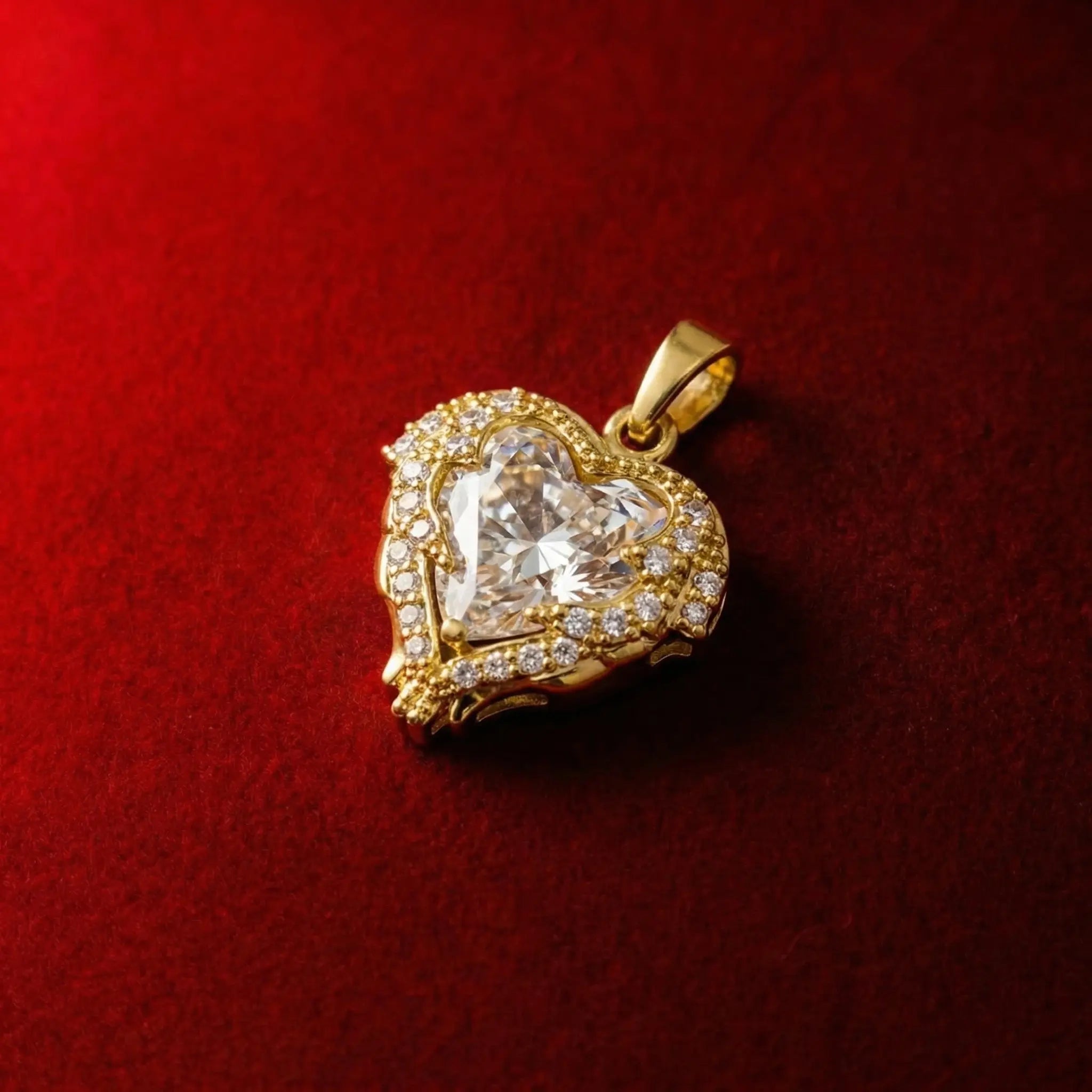 Close-up of Gothic-style heart-shaped multicolor zirconia pendant, 18K gold-plated brass pendant, suitable for sliding chain necklaces, white pendant