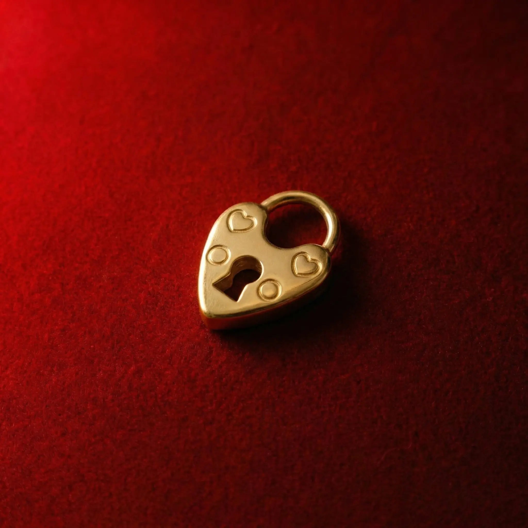 Golden heart padlock pendant with keyhole design Retro-style heart-shaped lock for Valentine's Day or anniversary gifts