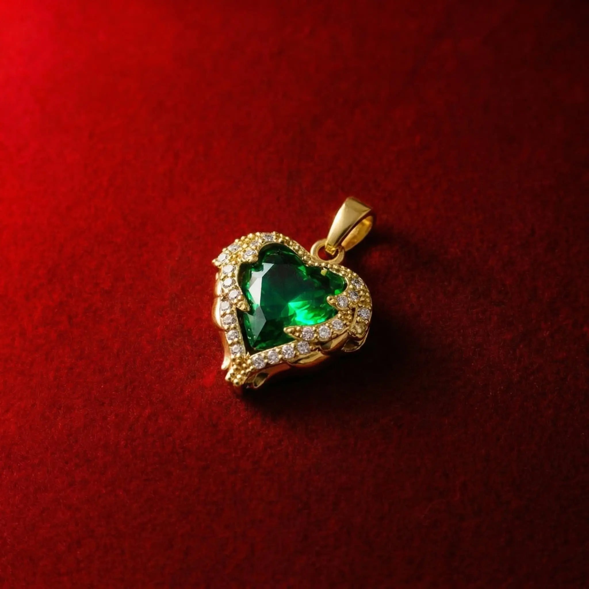 Close-up of Gothic-style heart-shaped multicolor zirconia pendant, 18K gold-plated brass pendant, suitable for sliding chain necklaces, green pendant