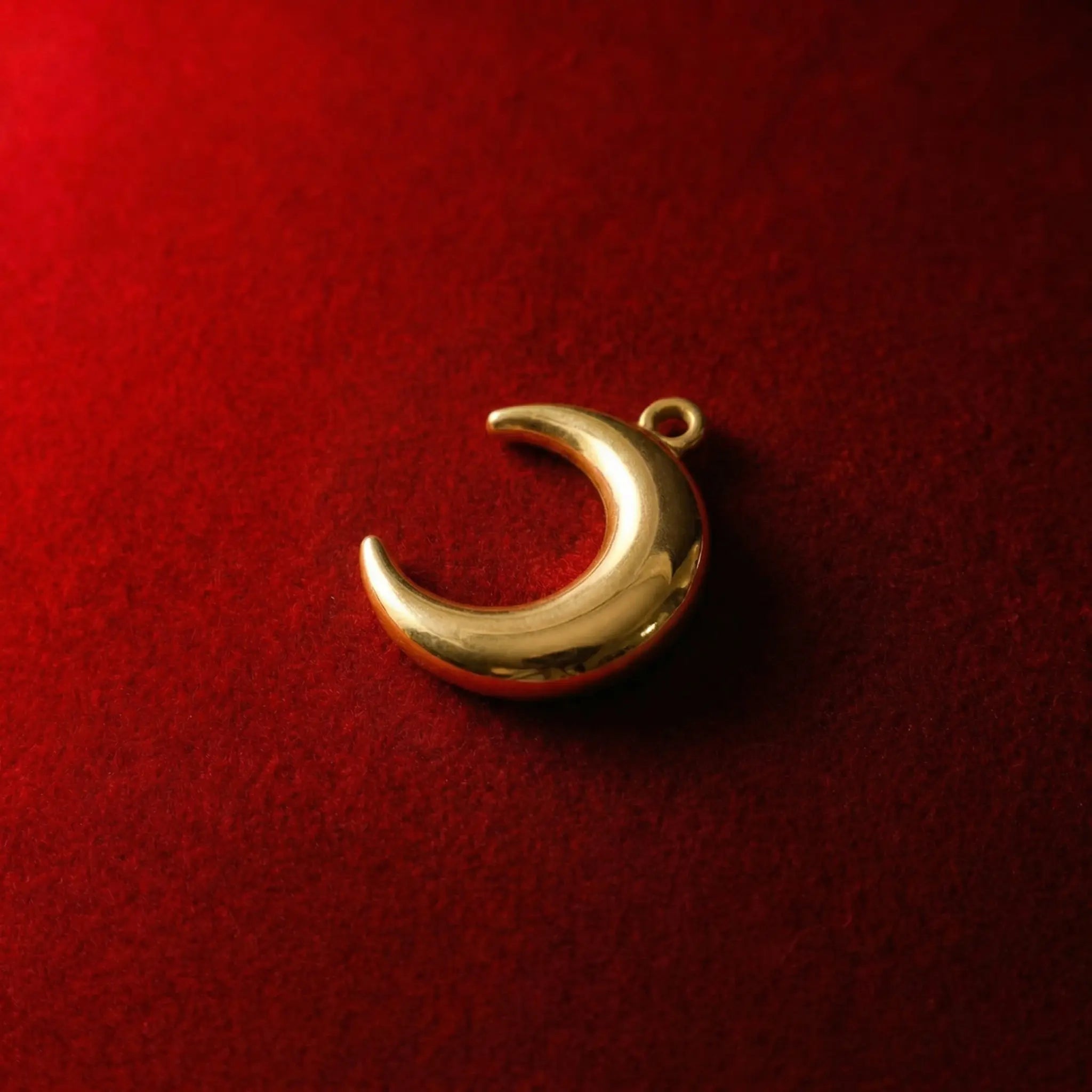 Minimalist Celestial-Inspired Jewelry: A Simple Gold Moon Pendant Necklace
