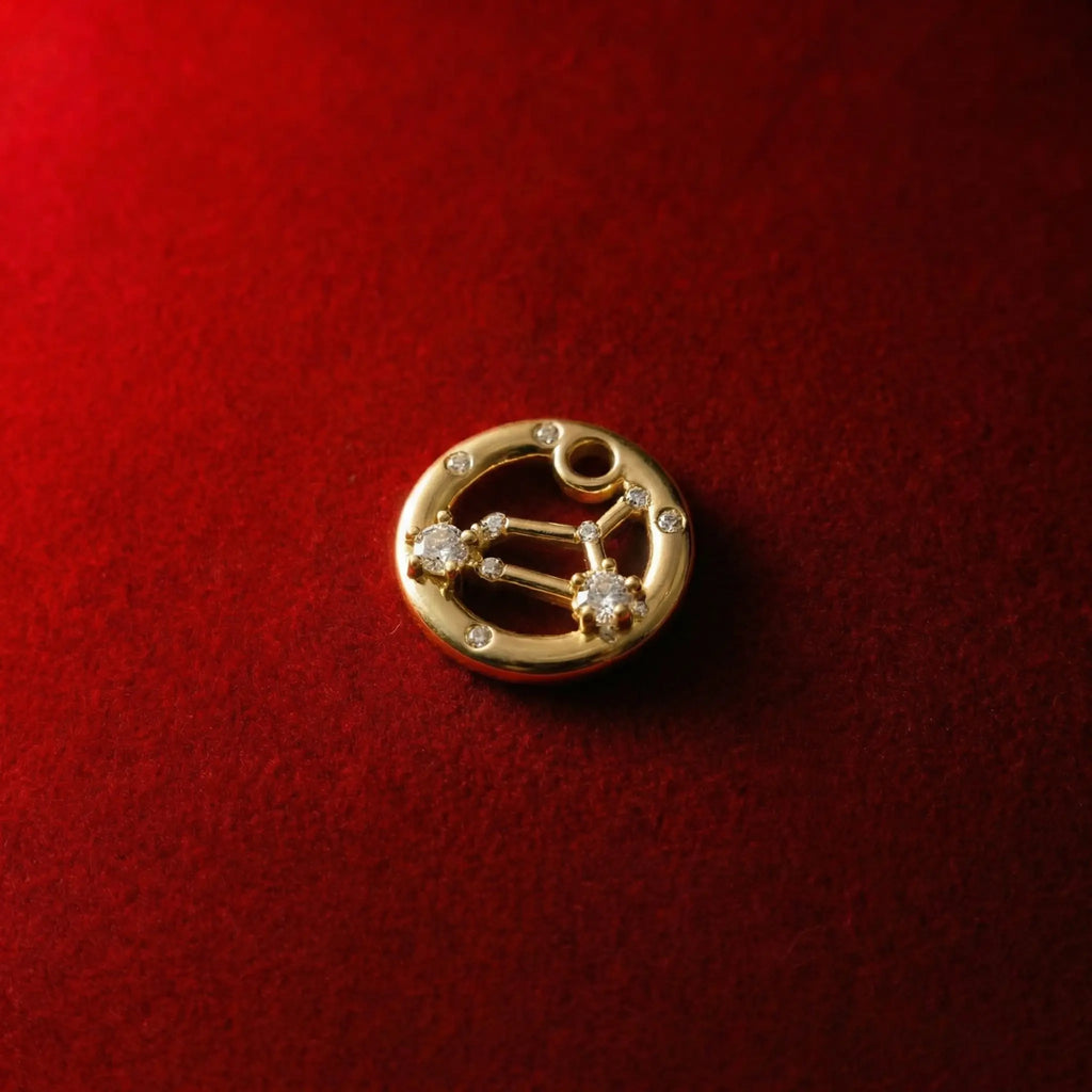 18K gold-plated Leo pendant, adorned with sparkling zirconia accents